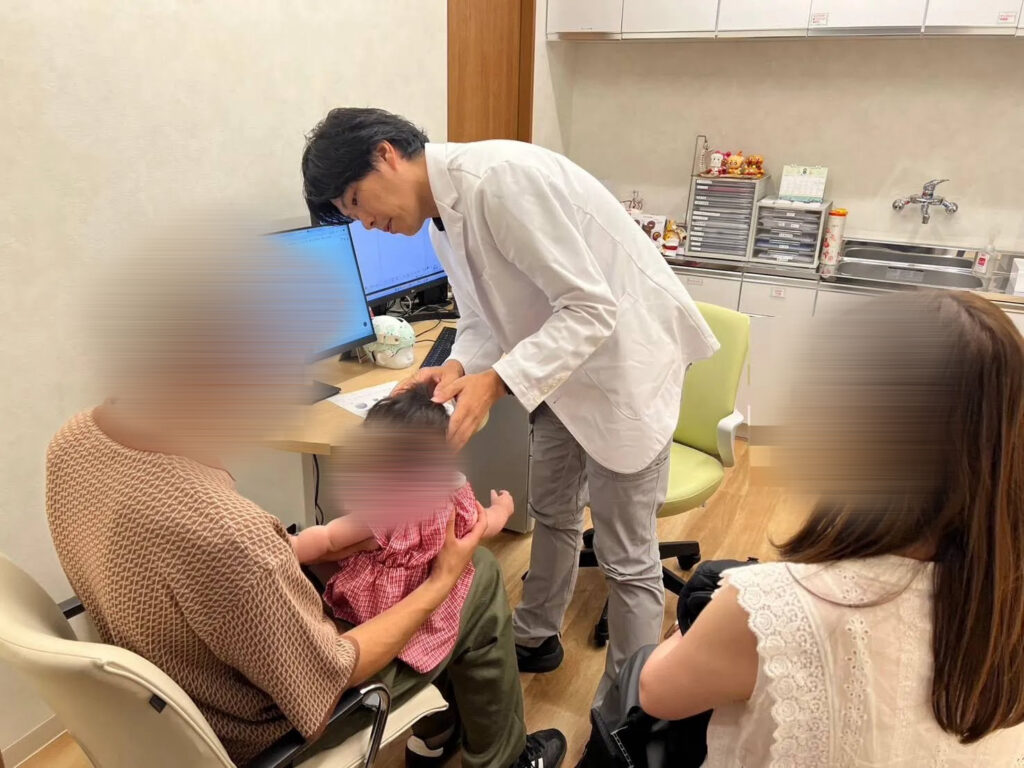 赤ちゃんの頭のかたち無料測定会で医師が赤ちゃんを診察している様子